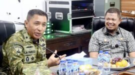 Foto: Brigjen TNI (Mar) Freddy Jhon Hamonangan Pardosi berdialog dengan Camat Mandau Riki Rihardi dalam kegiatan penyuluhan penanganan kebakaran hutan dan lahan (Karhutla) di wilayah Duri, Kecamatan Mandau, Kabupaten Bengkalis, Riau, Kamis (27/8/2026).