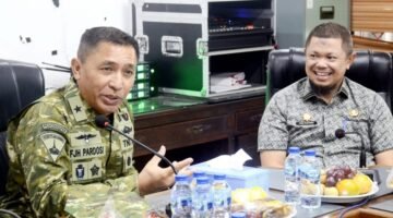 Foto: Brigjen TNI (Mar) Freddy Jhon Hamonangan Pardosi berdialog dengan Camat Mandau Riki Rihardi dalam kegiatan penyuluhan penanganan kebakaran hutan dan lahan (Karhutla) di wilayah Duri, Kecamatan Mandau, Kabupaten Bengkalis, Riau, Kamis (27/8/2026).