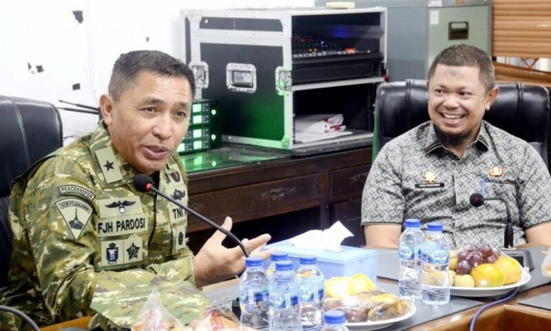 Foto: Brigjen TNI (Mar) Freddy Jhon Hamonangan Pardosi berdialog dengan Camat Mandau Riki Rihardi dalam kegiatan penyuluhan penanganan kebakaran hutan dan lahan (Karhutla) di wilayah Duri, Kecamatan Mandau, Kabupaten Bengkalis, Riau, Kamis (27/8/2026).