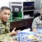 Foto: Brigjen TNI (Mar) Freddy Jhon Hamonangan Pardosi berdialog dengan Camat Mandau Riki Rihardi dalam kegiatan penyuluhan penanganan kebakaran hutan dan lahan (Karhutla) di wilayah Duri, Kecamatan Mandau, Kabupaten Bengkalis, Riau, Kamis (27/8/2026).