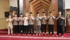 Kapolda Jawa Barat Irjen Pol Pipit Rismanto turun langsung menyapa masyarakat melalui kegiatan Jumat Keliling di wilayah Cimahi, Jawa Barat, Jumat (28/8). Kegiatan tersebut menjadi sarana memperkuat silaturahmi sekaligus membangun komunikasi dengan ulama, tokoh agama, dan warga.