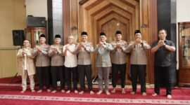 Kapolda Jawa Barat Irjen Pol Pipit Rismanto turun langsung menyapa masyarakat melalui kegiatan Jumat Keliling di wilayah Cimahi, Jawa Barat, Jumat (28/8). Kegiatan tersebut menjadi sarana memperkuat silaturahmi sekaligus membangun komunikasi dengan ulama, tokoh agama, dan warga.