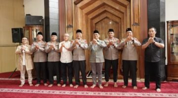 Kapolda Jawa Barat Irjen Pol Pipit Rismanto turun langsung menyapa masyarakat melalui kegiatan Jumat Keliling di wilayah Cimahi, Jawa Barat, Jumat (28/8). Kegiatan tersebut menjadi sarana memperkuat silaturahmi sekaligus membangun komunikasi dengan ulama, tokoh agama, dan warga.