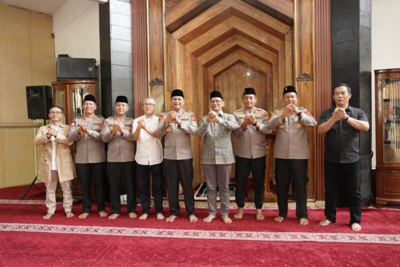 Kapolda Jawa Barat Irjen Pol Pipit Rismanto turun langsung menyapa masyarakat melalui kegiatan Jumat Keliling di wilayah Cimahi, Jawa Barat, Jumat (28/8). Kegiatan tersebut menjadi sarana memperkuat silaturahmi sekaligus membangun komunikasi dengan ulama, tokoh agama, dan warga.