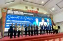 Foto: Sejumlah pengurus dan peserta berfoto bersama di atas panggung saat kegiatan Pendidikan Kader Tingkat Madya (PKTM) DPD Gerakan Angkatan Muda Kristen Indonesia (GAMKI) Sumatera Utara 2026 di Gedung Aula BPSDM Provinsi Sumatera Utara, Medan, Sabtu (29/8/2026).