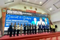 Foto: Sejumlah pengurus dan peserta berfoto bersama di atas panggung saat kegiatan Pendidikan Kader Tingkat Madya (PKTM) DPD Gerakan Angkatan Muda Kristen Indonesia (GAMKI) Sumatera Utara 2026 di Gedung Aula BPSDM Provinsi Sumatera Utara, Medan, Sabtu (29/8/2026).