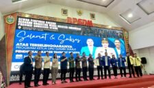 Foto: Sejumlah pengurus dan peserta berfoto bersama di atas panggung saat kegiatan Pendidikan Kader Tingkat Madya (PKTM) DPD Gerakan Angkatan Muda Kristen Indonesia (GAMKI) Sumatera Utara 2026 di Gedung Aula BPSDM Provinsi Sumatera Utara, Medan, Sabtu (29/8/2026).