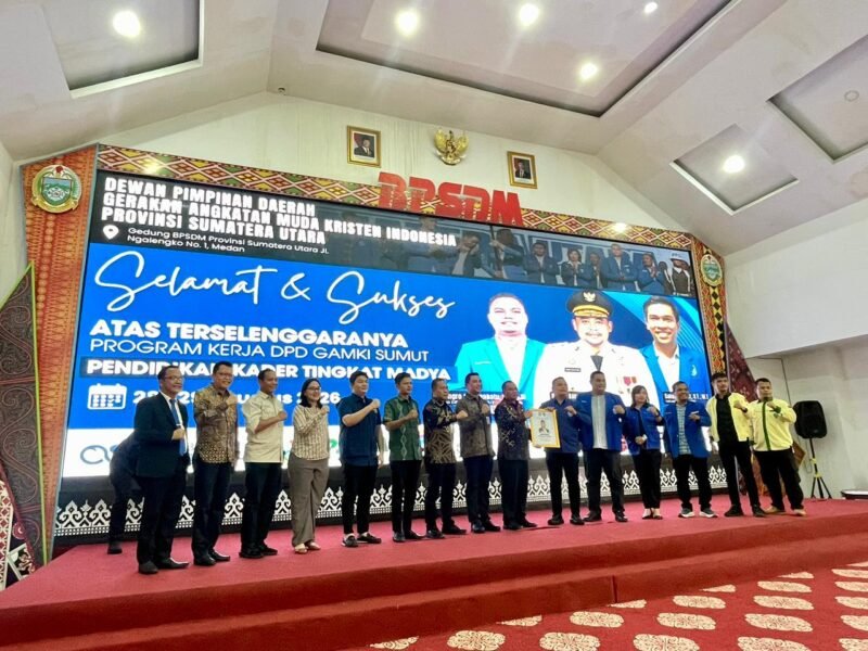 Foto: Sejumlah pengurus dan peserta berfoto bersama di atas panggung saat kegiatan Pendidikan Kader Tingkat Madya (PKTM) DPD Gerakan Angkatan Muda Kristen Indonesia (GAMKI) Sumatera Utara 2026 di Gedung Aula BPSDM Provinsi Sumatera Utara, Medan, Sabtu (29/8/2026).