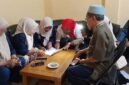 Foto: Sejumlah penerima insentif mengikuti proses pembagian bantuan yang diselenggarakan Pemerintah Desa Makasari di Sukabumi, Sabtu (29/8/2026).