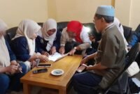 Foto: Sejumlah penerima insentif mengikuti proses pembagian bantuan yang diselenggarakan Pemerintah Desa Makasari di Sukabumi, Sabtu (29/8/2026).