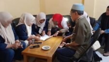 Foto: Sejumlah penerima insentif mengikuti proses pembagian bantuan yang diselenggarakan Pemerintah Desa Makasari di Sukabumi, Sabtu (29/8/2026).