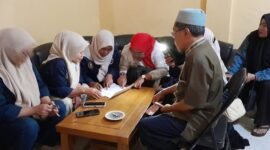 Foto: Sejumlah penerima insentif mengikuti proses pembagian bantuan yang diselenggarakan Pemerintah Desa Makasari di Sukabumi, Sabtu (29/8/2026).