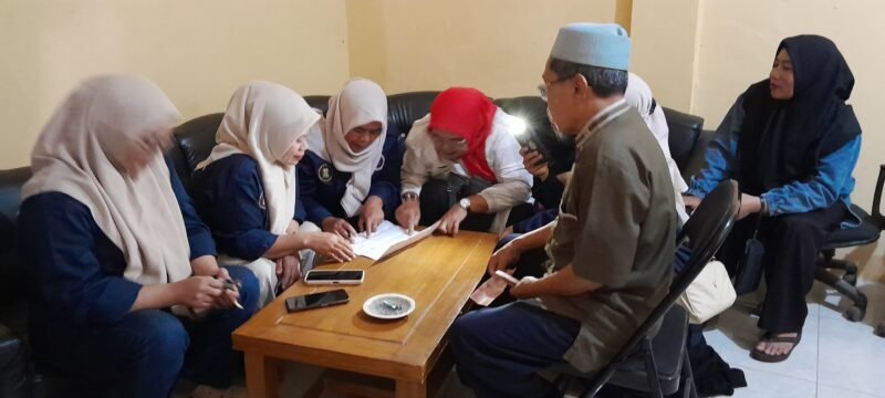Foto: Sejumlah penerima insentif mengikuti proses pembagian bantuan yang diselenggarakan Pemerintah Desa Makasari di Sukabumi, Sabtu (29/8/2026).