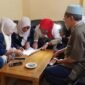 Foto: Sejumlah penerima insentif mengikuti proses pembagian bantuan yang diselenggarakan Pemerintah Desa Makasari di Sukabumi, Sabtu (29/8/2026).