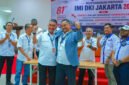 Foto: Ir. Rudi Bratanusa Eka (tengah) merayakan kemenangan bersama sejumlah peserta dan pengurus usai terpilih sebagai Ketua Umum Ikatan Motor Indonesia (IMI) DKI Jakarta periode 2026–2030 dalam Musyawarah Provinsi (Musprov) IMI DKI Jakarta di Aula Lantai 4 Gedung KONI DKI Jakarta