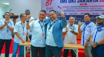 Foto: Ir. Rudi Bratanusa Eka (tengah) merayakan kemenangan bersama sejumlah peserta dan pengurus usai terpilih sebagai Ketua Umum Ikatan Motor Indonesia (IMI) DKI Jakarta periode 2026–2030 dalam Musyawarah Provinsi (Musprov) IMI DKI Jakarta di Aula Lantai 4 Gedung KONI DKI Jakarta