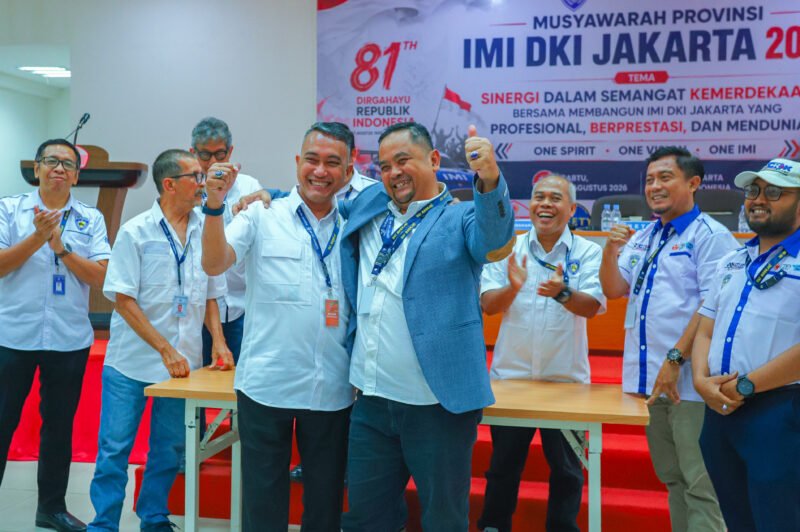 Foto: Ir. Rudi Bratanusa Eka (tengah) merayakan kemenangan bersama sejumlah peserta dan pengurus usai terpilih sebagai Ketua Umum Ikatan Motor Indonesia (IMI) DKI Jakarta periode 2026–2030 dalam Musyawarah Provinsi (Musprov) IMI DKI Jakarta di Aula Lantai 4 Gedung KONI DKI Jakarta