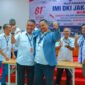 Foto: Ir. Rudi Bratanusa Eka (tengah) merayakan kemenangan bersama sejumlah peserta dan pengurus usai terpilih sebagai Ketua Umum Ikatan Motor Indonesia (IMI) DKI Jakarta periode 2026–2030 dalam Musyawarah Provinsi (Musprov) IMI DKI Jakarta di Aula Lantai 4 Gedung KONI DKI Jakarta