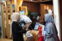 Foto: Konsultasi Hunian — Pengunjung berkonsultasi dengan petugas mengenai pilihan hunian dan fasilitas yang ditawarkan berandaMAS pada ajang Danantara Housing Expo 2026 di NICE, PIK 2, Tangerang. BerandaMAS menghadirkan konsep hunian berbasis energi yang memadukan jaringan gas bumi, panel surya, teknologi smart home, dan konektivitas digital.