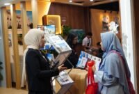 Foto: Konsultasi Hunian — Pengunjung berkonsultasi dengan petugas mengenai pilihan hunian dan fasilitas yang ditawarkan berandaMAS pada ajang Danantara Housing Expo 2026 di NICE, PIK 2, Tangerang. BerandaMAS menghadirkan konsep hunian berbasis energi yang memadukan jaringan gas bumi, panel surya, teknologi smart home, dan konektivitas digital.