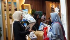 Foto: Konsultasi Hunian — Pengunjung berkonsultasi dengan petugas mengenai pilihan hunian dan fasilitas yang ditawarkan berandaMAS pada ajang Danantara Housing Expo 2026 di NICE, PIK 2, Tangerang. BerandaMAS menghadirkan konsep hunian berbasis energi yang memadukan jaringan gas bumi, panel surya, teknologi smart home, dan konektivitas digital.