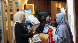 Foto: Konsultasi Hunian — Pengunjung berkonsultasi dengan petugas mengenai pilihan hunian dan fasilitas yang ditawarkan berandaMAS pada ajang Danantara Housing Expo 2026 di NICE, PIK 2, Tangerang. BerandaMAS menghadirkan konsep hunian berbasis energi yang memadukan jaringan gas bumi, panel surya, teknologi smart home, dan konektivitas digital.