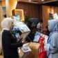 Foto: Konsultasi Hunian — Pengunjung berkonsultasi dengan petugas mengenai pilihan hunian dan fasilitas yang ditawarkan berandaMAS pada ajang Danantara Housing Expo 2026 di NICE, PIK 2, Tangerang. BerandaMAS menghadirkan konsep hunian berbasis energi yang memadukan jaringan gas bumi, panel surya, teknologi smart home, dan konektivitas digital.