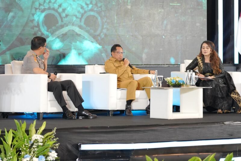 Menteri Dalam Negeri (Mendagri) Muhammad Tito Karnavian meminta peserta Sekolah Staf dan Pimpinan (Sespim) Lembaga Pendidikan dan Pelatihan (Lemdiklat) Polri membiasakan diri mengambil keputusan dan menyusun kebijakan berdasarkan sains dan data.