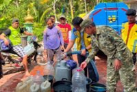 Foto: Personel Koramil 0806-11/Panggul bersama Balai Besar Wilayah Sungai (BBWS) Brantas dan PDAM Trenggalek menyalurkan bantuan 8.000 liter air bersih kepada warga Desa Ngrencak, Kecamatan Panggul, Kabupaten Trenggalek, Sabtu (1/8/2026).