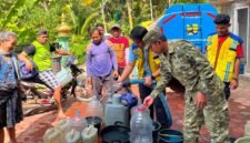 Foto: Personel Koramil 0806-11/Panggul bersama Balai Besar Wilayah Sungai (BBWS) Brantas dan PDAM Trenggalek menyalurkan bantuan 8.000 liter air bersih kepada warga Desa Ngrencak, Kecamatan Panggul, Kabupaten Trenggalek, Sabtu (1/8/2026).