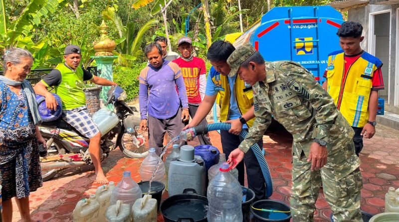 Foto: Personel Koramil 0806-11/Panggul bersama Balai Besar Wilayah Sungai (BBWS) Brantas dan PDAM Trenggalek menyalurkan bantuan 8.000 liter air bersih kepada warga Desa Ngrencak, Kecamatan Panggul, Kabupaten Trenggalek, Sabtu (1/8/2026).