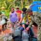 Foto: Personel Koramil 0806-11/Panggul bersama Balai Besar Wilayah Sungai (BBWS) Brantas dan PDAM Trenggalek menyalurkan bantuan 8.000 liter air bersih kepada warga Desa Ngrencak, Kecamatan Panggul, Kabupaten Trenggalek, Sabtu (1/8/2026).