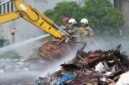 Foto: Petugas gabungan dari Dinas Penanggulangan Kebakaran dan Penyelamatan (Gulkarmat) DKI Jakarta melakukan proses pendinginan di lokasi kebakaran tumpukan sampah di Jalan Penggilingan Baru I, RW 03, Kelurahan Dukuh, Kecamatan Kramat Jati, Jakarta Timur, Minggu (2/8/2026).