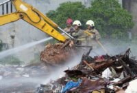 Foto: Petugas gabungan dari Dinas Penanggulangan Kebakaran dan Penyelamatan (Gulkarmat) DKI Jakarta melakukan proses pendinginan di lokasi kebakaran tumpukan sampah di Jalan Penggilingan Baru I, RW 03, Kelurahan Dukuh, Kecamatan Kramat Jati, Jakarta Timur, Minggu (2/8/2026).