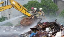 Foto: Petugas gabungan dari Dinas Penanggulangan Kebakaran dan Penyelamatan (Gulkarmat) DKI Jakarta melakukan proses pendinginan di lokasi kebakaran tumpukan sampah di Jalan Penggilingan Baru I, RW 03, Kelurahan Dukuh, Kecamatan Kramat Jati, Jakarta Timur, Minggu (2/8/2026).