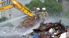 Foto: Petugas gabungan dari Dinas Penanggulangan Kebakaran dan Penyelamatan (Gulkarmat) DKI Jakarta melakukan proses pendinginan di lokasi kebakaran tumpukan sampah di Jalan Penggilingan Baru I, RW 03, Kelurahan Dukuh, Kecamatan Kramat Jati, Jakarta Timur, Minggu (2/8/2026).
