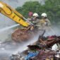 Foto: Petugas gabungan dari Dinas Penanggulangan Kebakaran dan Penyelamatan (Gulkarmat) DKI Jakarta melakukan proses pendinginan di lokasi kebakaran tumpukan sampah di Jalan Penggilingan Baru I, RW 03, Kelurahan Dukuh, Kecamatan Kramat Jati, Jakarta Timur, Minggu (2/8/2026).