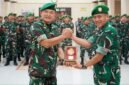 Foto: Kepala Staf Korem (Kasrem) 081/DSJ Letkol Inf Meina Helmi (kiri) berjabat tangan dengan Komandan Korem 081/DSJ usai menerima cendera mata saat acara pamitan di Aula Jenderal Sudirman, Makorem 081/DSJ, Kota Madiun, Senin (3/8/2026).