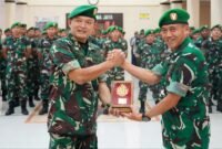 Foto: Kepala Staf Korem (Kasrem) 081/DSJ Letkol Inf Meina Helmi (kiri) berjabat tangan dengan Komandan Korem 081/DSJ usai menerima cendera mata saat acara pamitan di Aula Jenderal Sudirman, Makorem 081/DSJ, Kota Madiun, Senin (3/8/2026).