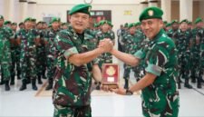 Foto: Kepala Staf Korem (Kasrem) 081/DSJ Letkol Inf Meina Helmi (kiri) berjabat tangan dengan Komandan Korem 081/DSJ usai menerima cendera mata saat acara pamitan di Aula Jenderal Sudirman, Makorem 081/DSJ, Kota Madiun, Senin (3/8/2026).