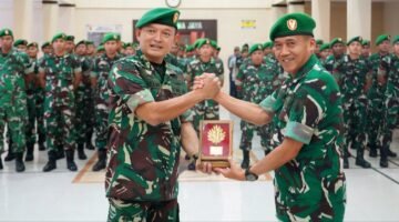 Foto: Kepala Staf Korem (Kasrem) 081/DSJ Letkol Inf Meina Helmi (kiri) berjabat tangan dengan Komandan Korem 081/DSJ usai menerima cendera mata saat acara pamitan di Aula Jenderal Sudirman, Makorem 081/DSJ, Kota Madiun, Senin (3/8/2026).
