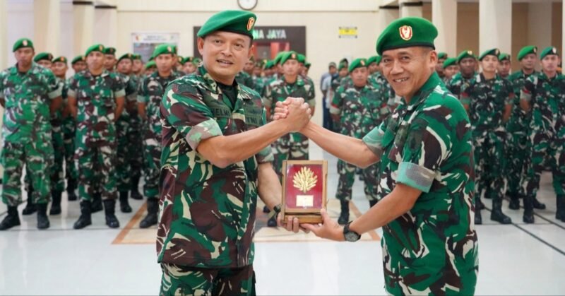 Foto: Kepala Staf Korem (Kasrem) 081/DSJ Letkol Inf Meina Helmi (kiri) berjabat tangan dengan Komandan Korem 081/DSJ usai menerima cendera mata saat acara pamitan di Aula Jenderal Sudirman, Makorem 081/DSJ, Kota Madiun, Senin (3/8/2026).
