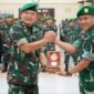 Foto: Kepala Staf Korem (Kasrem) 081/DSJ Letkol Inf Meina Helmi (kiri) berjabat tangan dengan Komandan Korem 081/DSJ usai menerima cendera mata saat acara pamitan di Aula Jenderal Sudirman, Makorem 081/DSJ, Kota Madiun, Senin (3/8/2026).