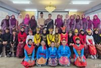 Foto: Rombongan SD Islam PB Soedirman berfoto bersama jajaran guru dan peserta didik Sekolah Kebangsaan (SK) Jalan 3 Bandar Baru Bangi, Selangor, Malaysia, usai kegiatan penguatan kerja sama pendidikan internasional