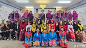 Foto: Rombongan SD Islam PB Soedirman berfoto bersama jajaran guru dan peserta didik Sekolah Kebangsaan (SK) Jalan 3 Bandar Baru Bangi, Selangor, Malaysia, usai kegiatan penguatan kerja sama pendidikan internasional