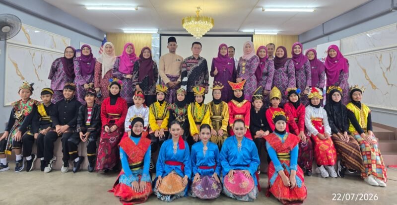 Foto: Rombongan SD Islam PB Soedirman berfoto bersama jajaran guru dan peserta didik Sekolah Kebangsaan (SK) Jalan 3 Bandar Baru Bangi, Selangor, Malaysia, usai kegiatan penguatan kerja sama pendidikan internasional