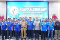 Foto: Wali Kota Administrasi Jakarta Timur Munjirin berfoto bersama jajaran pengurus dan anggota Korps Alumni KNPI Jakarta Timur usai pelantikan kepengurusan periode 2026–2029 di Ruang Srigunting.