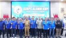 Foto: Wali Kota Administrasi Jakarta Timur Munjirin berfoto bersama jajaran pengurus dan anggota Korps Alumni KNPI Jakarta Timur usai pelantikan kepengurusan periode 2026–2029 di Ruang Srigunting.