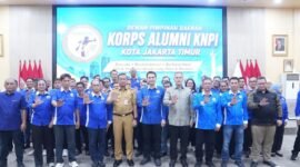 Foto: Wali Kota Administrasi Jakarta Timur Munjirin berfoto bersama jajaran pengurus dan anggota Korps Alumni KNPI Jakarta Timur usai pelantikan kepengurusan periode 2026–2029 di Ruang Srigunting.