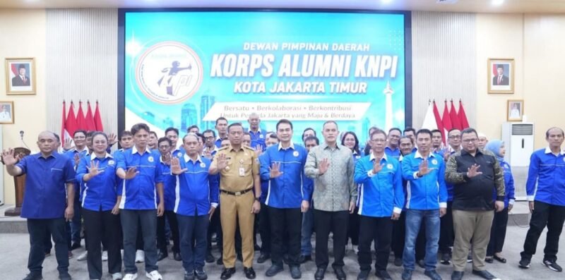 Foto: Wali Kota Administrasi Jakarta Timur Munjirin berfoto bersama jajaran pengurus dan anggota Korps Alumni KNPI Jakarta Timur usai pelantikan kepengurusan periode 2026–2029 di Ruang Srigunting.